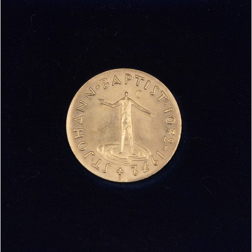 A COMMEMORATIVE 7CT GOLD MEDAL