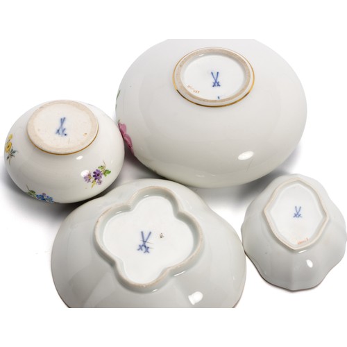 322 - A COLLECTION OF MEISSEN ‘GERMAN FLOWER’ ITEMS