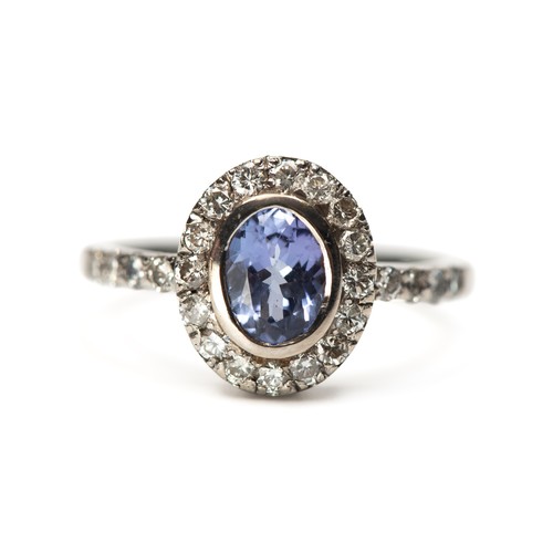 1367 - A NATURAL DIAMOND AND TANZANITE DRESS RING