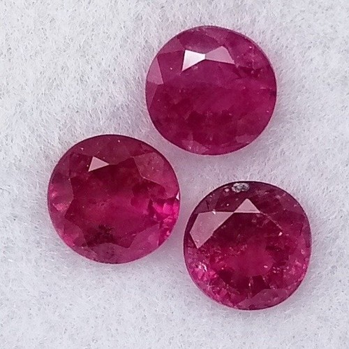 1508 - THREE UNSET RUBIES, 1.67 CARATS
