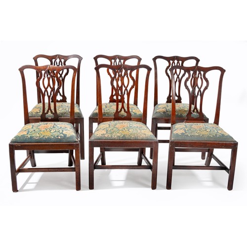 922 - A SET OF SIX GEORGE III MAHOGANY DINING CHAIRS