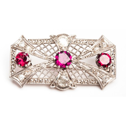  A PLATINUM AND DIAMOND BROOCH