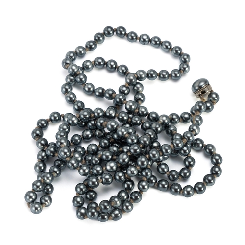 39 - A STRING OF BLACK TAHITIAN PEARLS