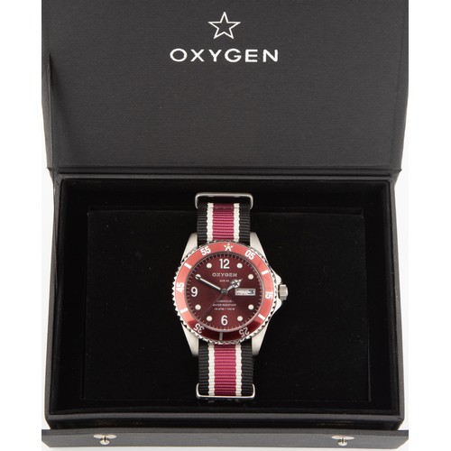 24 - A GENTLEMAN'S OXYGEN DIVER GRAPE 40 NATO NYLON BLACK PLUM WRISTWATCH