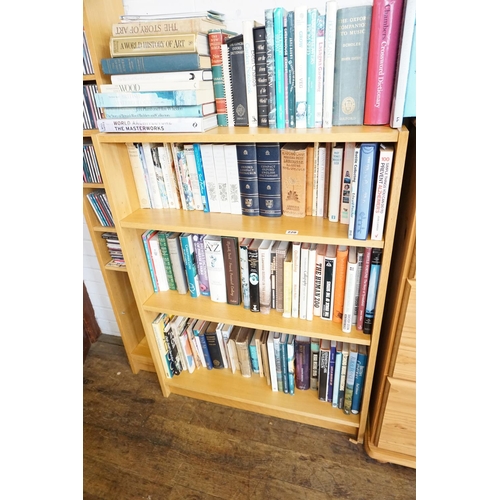 220 - Freestanding oak adjustable book shelves