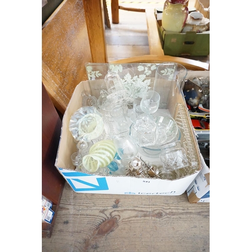 541 - A box of assorted glassware