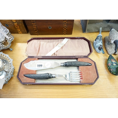586 - A box set of fish servers