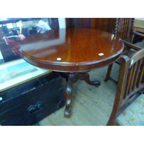 108 - A Victorian mahogany circular breakfast table on tripod base