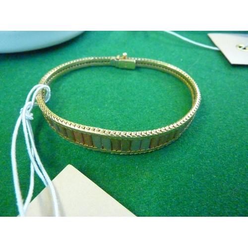 568a - A 9ct gold ladies bracelet