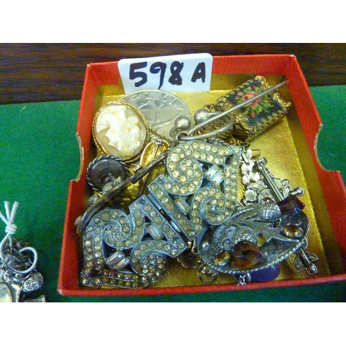 598a - A tray of assorted items - brooches etc