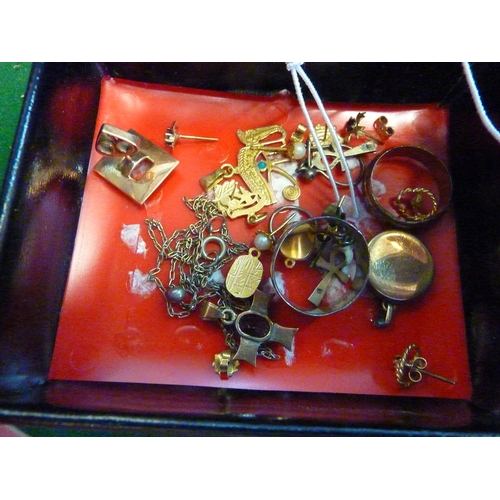 600a - A box of assorted items of jewellery