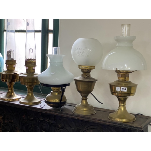 138 - Assorted brass oil lamps