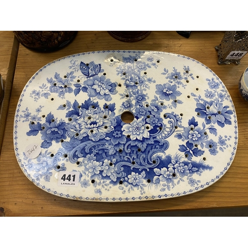 441 - A blue and white trivet