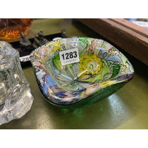 1283 - A decorative art glass bowl