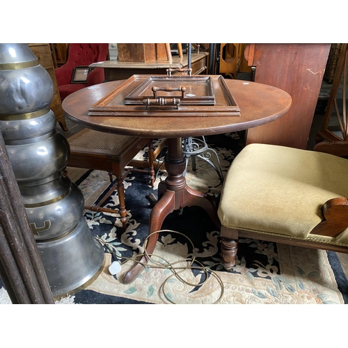 160a - A Georgian mahogany circular tilt top tripod table