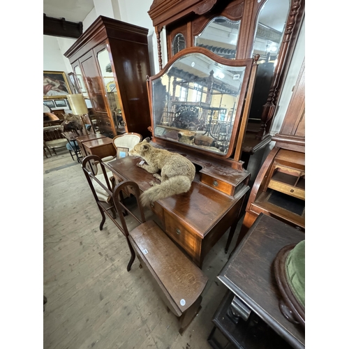 198 - A mahogany dressing table with swing mirror, inlaid detail