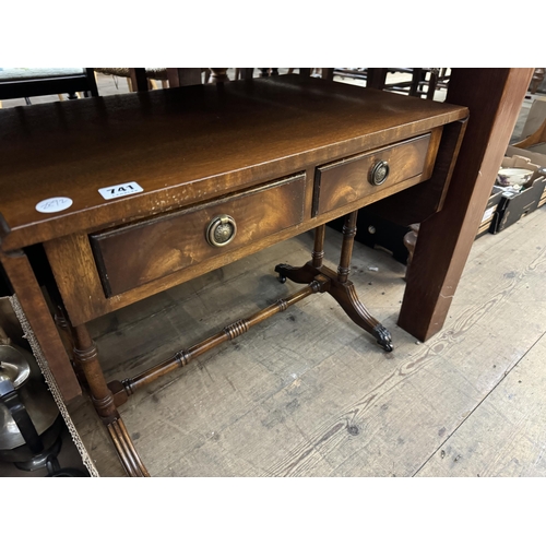 741 - A drop leaf mahogany coffee table