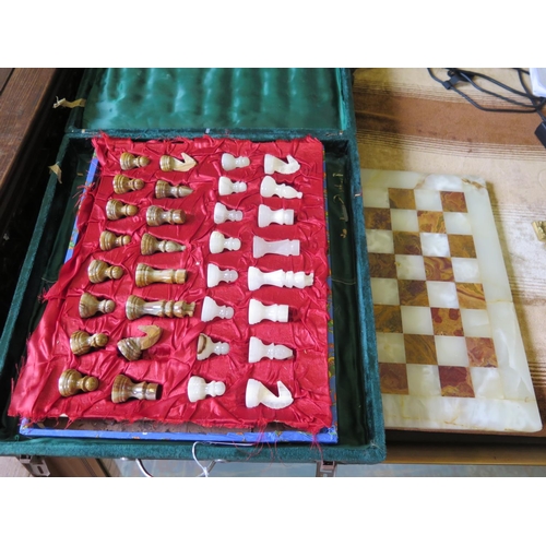 189 - An onyx chess set, in green and brown, in a felt case, board 40.5 cm square, some damage to the piec... 