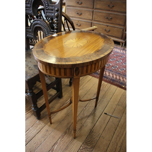 79 - An Edwardian inlaid oval window table, the patera inlaid and crossbanded top over an inlaid fluting ... 