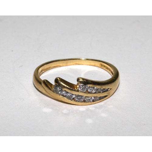 516 - An 18 carat yellow gold ring set with ten round diamonds