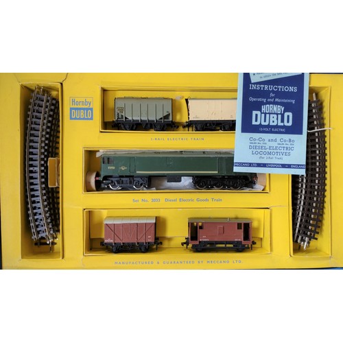 60 - No 28. Hornby-Dublo 2-rail 2033 Co-Bo Diesel Goods Set in box with photocopied instructions, all sid... 