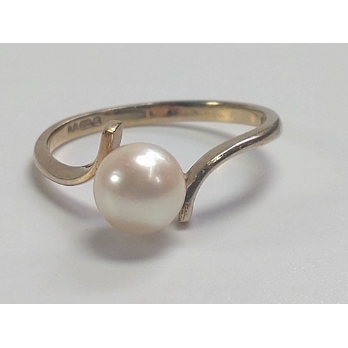 287 - A 9ct gold pearl ring, size N 1.1gms.