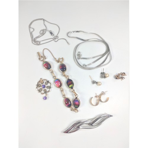 289 - A selection of costume jewellery