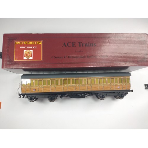 386 - Ace Trains O gauge Metropolitan railway 3rd Class Coach 465 with box.