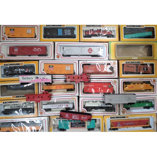 436 - Twenty-one Bachmann HO gauge wagons in window boxes, five loose by other makers. (26)