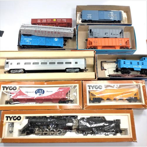 434 - HO gauge including Tyco 2-8-0 Santa fe locomotive, plastic wagons in Roundhouse Products boxes. (11)