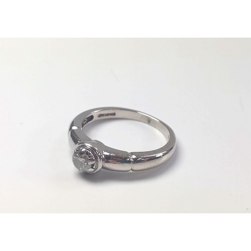 1081 - A 9ct white gold 0.25ct diamond solitaire diamond ring. Size L.