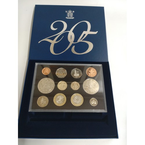 483 - A Royal Mint 2005 decimal proof set, fitted case.