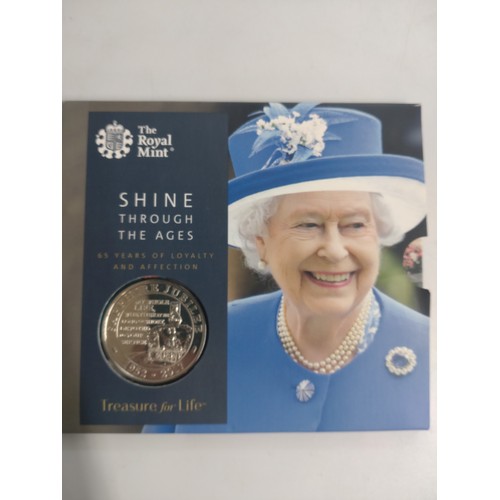 471 - A Royal Mint Queen Elizabeth II crown with packaging.