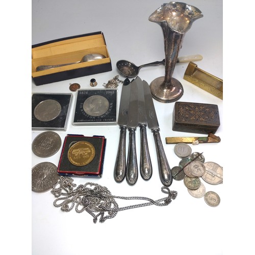 159 - A miscellaneous lot including ten silver teaspoons, a silver sieve spoon with mother of pearl handle... 