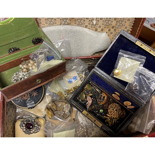 297 - A quantity of costume jewellery items, to include a pair of pearl drop earrings, various cufflinks, ... 