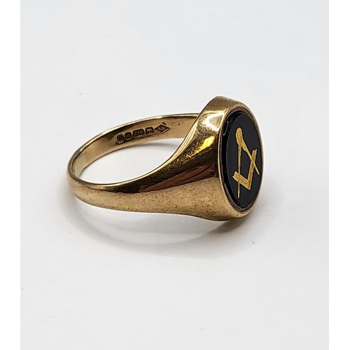 280 - Of Masonic interest. A 9ct yellow gold Freemasons ring, with black onyx plaque depicting the square ... 