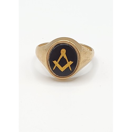 280 - Of Masonic interest. A 9ct yellow gold Freemasons ring, with black onyx plaque depicting the square ... 