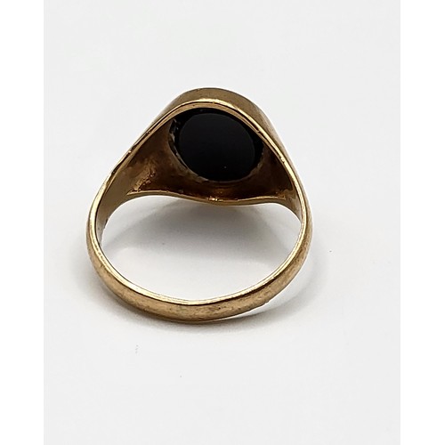 280 - Of Masonic interest. A 9ct yellow gold Freemasons ring, with black onyx plaque depicting the square ... 