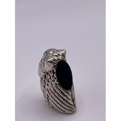 227 - A novelty silver pin cushion in the form of a seated owl, 3.5 cm high.