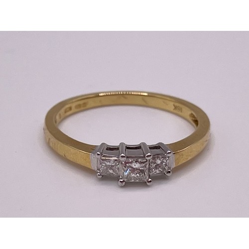 243 - An 18ct yellow gold and diamond ring, set with three princess-cut diamonds, of approximately 0.40 ca... 