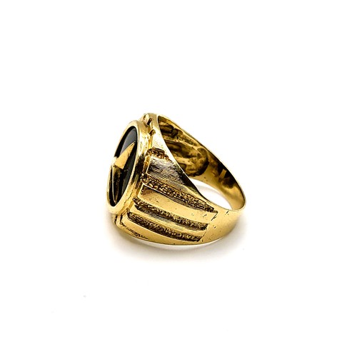 270 - A 14ct yellow gold Mercedes ring, set with a black onyx plaque and the Mercedes-Benz logo, textured ... 