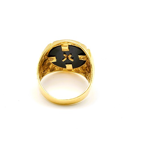 270 - A 14ct yellow gold Mercedes ring, set with a black onyx plaque and the Mercedes-Benz logo, textured ... 