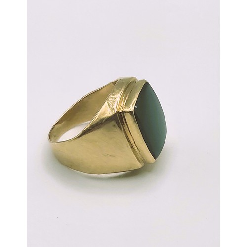 280 - A yellow gold and green hardstone ring, set with a green stone, possibly chalcedony, smooth finish t... 