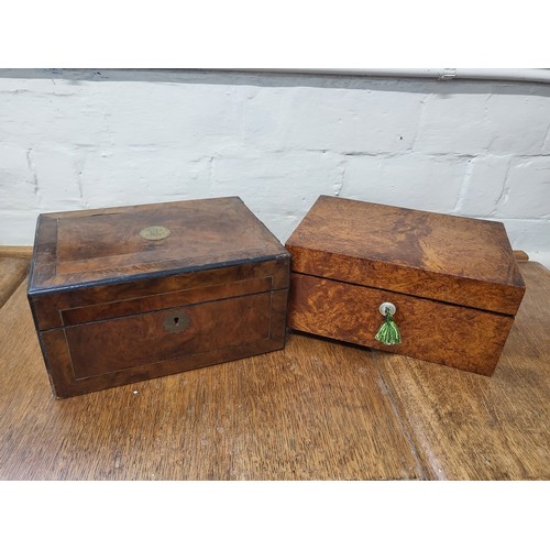 97 - A late 19th / early 20th century green lined sewing box, containing various sewing paraphernalia, to... 