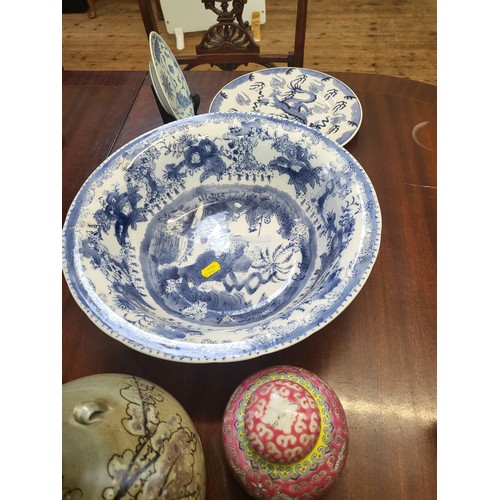 189 - A Chinese porcelain pink ginger jar with lid, blue and white bowl, 35cm, two blue and white plates, ... 