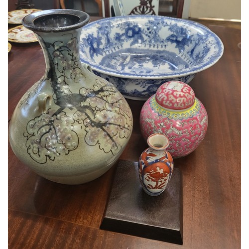 189 - A Chinese porcelain pink ginger jar with lid, blue and white bowl, 35cm, two blue and white plates, ... 