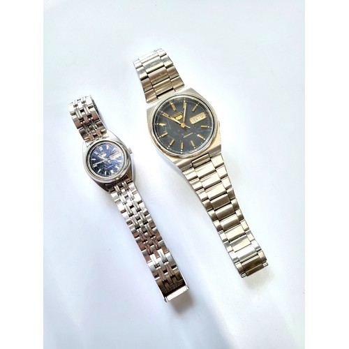 370 - A ladies and gentleman's Seiko '5' Automatic day/date watches on articulated bracelets.