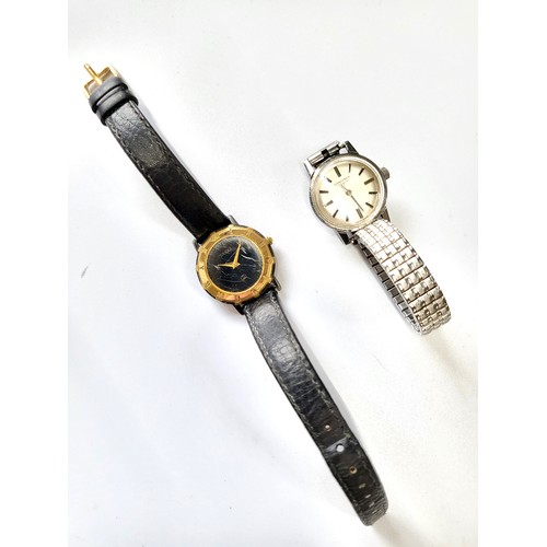 372 - A ladies longines in stainless steel on an expandable brcaelet and a Gucci ladies quartz movement on... 