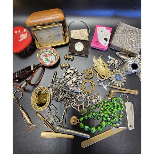 361 - A small group of costume jewellery items to include brooches, necklaces and beads, together with a s... 