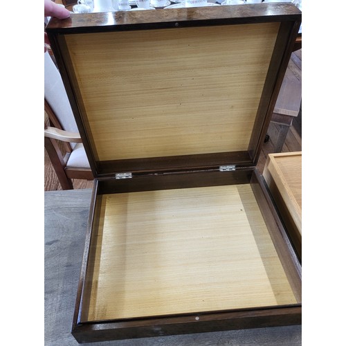 33 - A collectables box in walnut and a blond oak box with a decorative inlayed lid.
both 10 x 38 x 30 cm... 